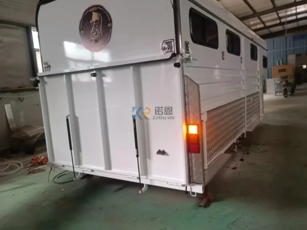 Hot Sale Classic Gooseneck Deluxe Horse Trailer Mobile Horse Float - Image 6