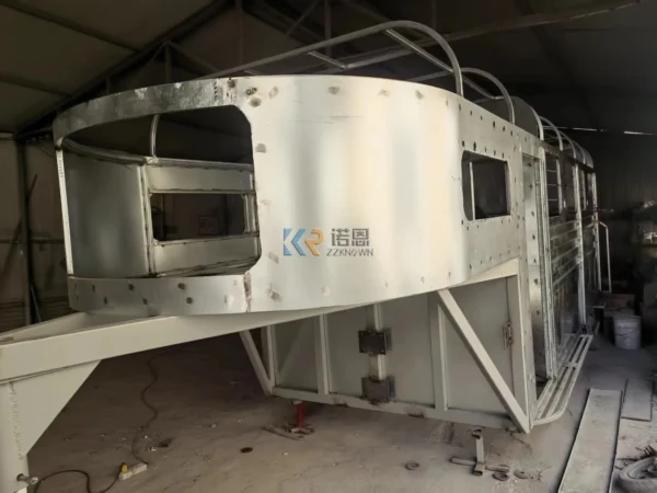 Hot Sale Classic Gooseneck Deluxe Horse Trailer Mobile Horse Float - Image 4