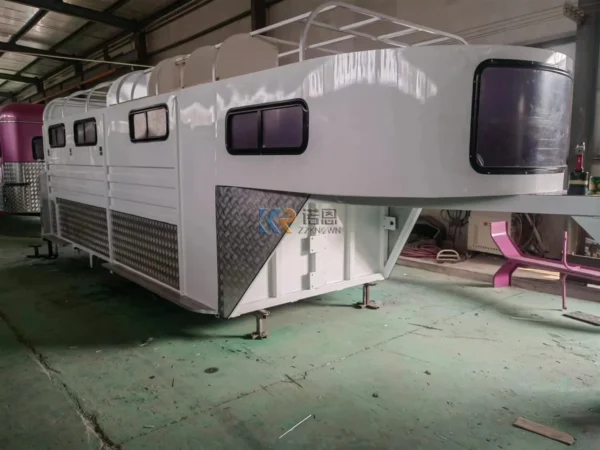 Hot Sale Classic Gooseneck Deluxe Horse Trailer Mobile Horse Float - Image 2