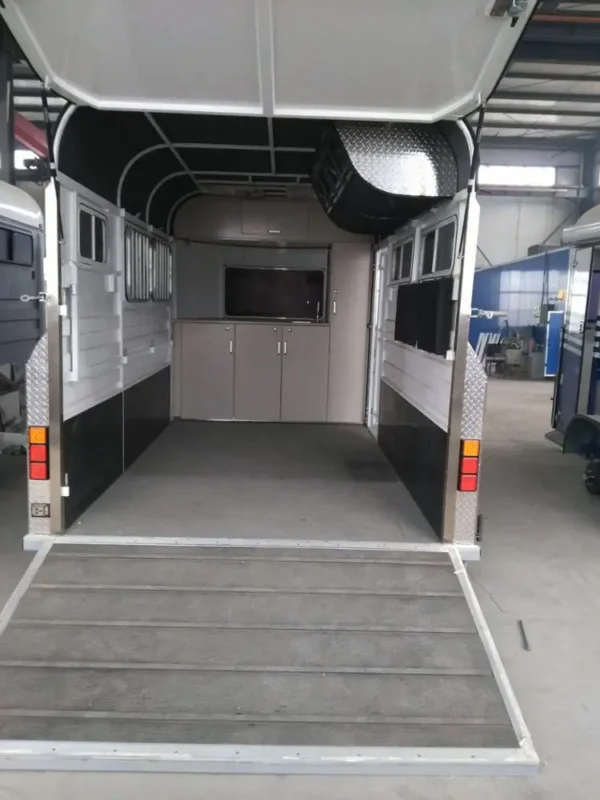 2023 Luxury 2 Goose-neck Horse Float Trailer for Sale Austria Wholesale Straight Horse Loading Cart with Living Area - Image 4