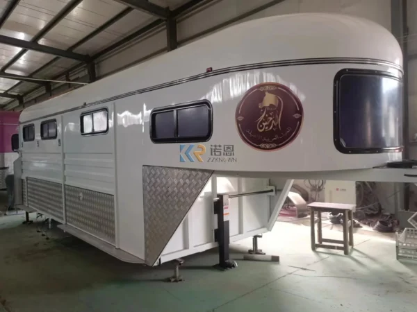 Hot Sale Classic Gooseneck Deluxe Horse Trailer Mobile Horse Float - Image 3